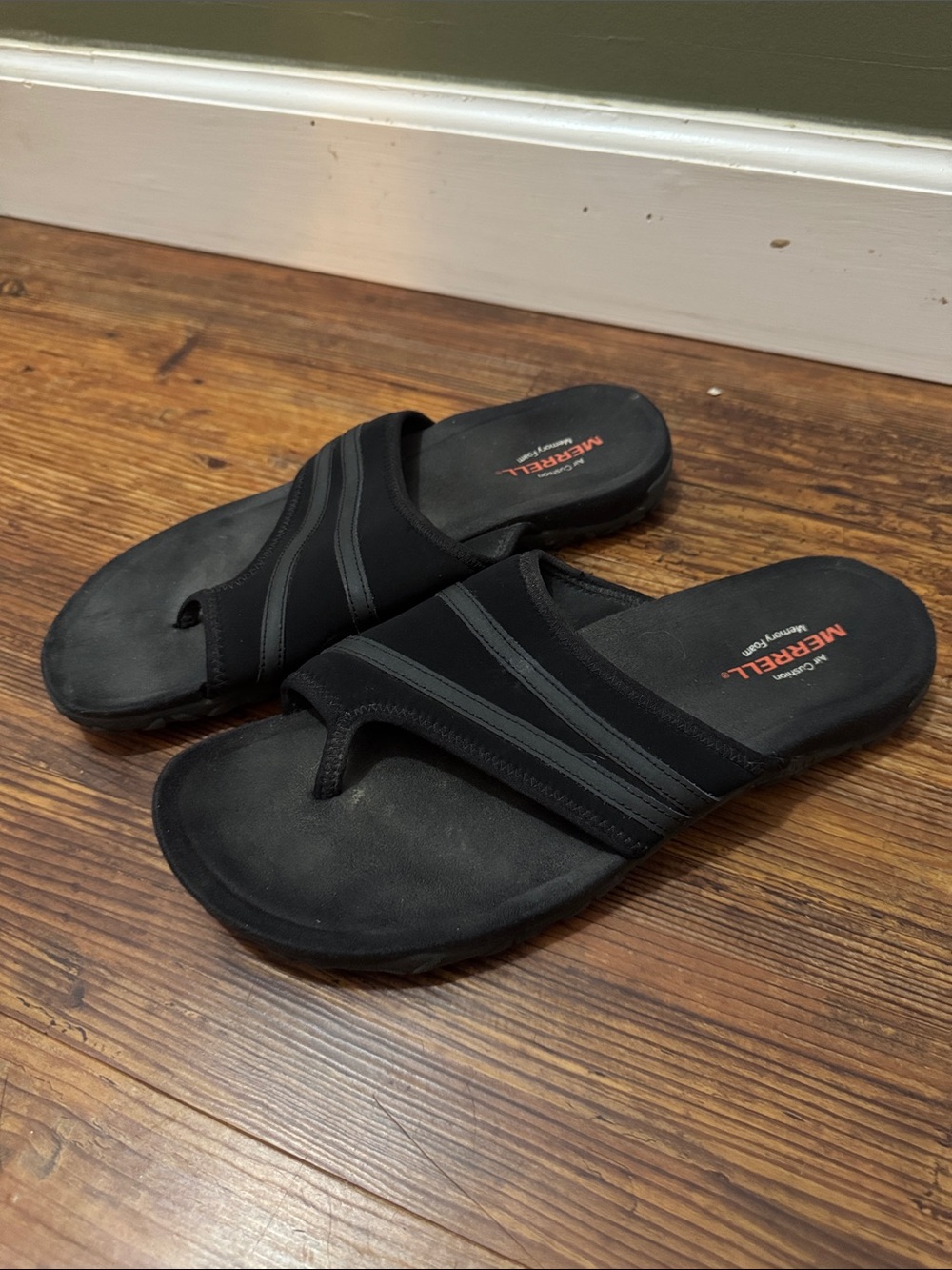 Merrell women’s Black Slip-On Toe-Post Sandals